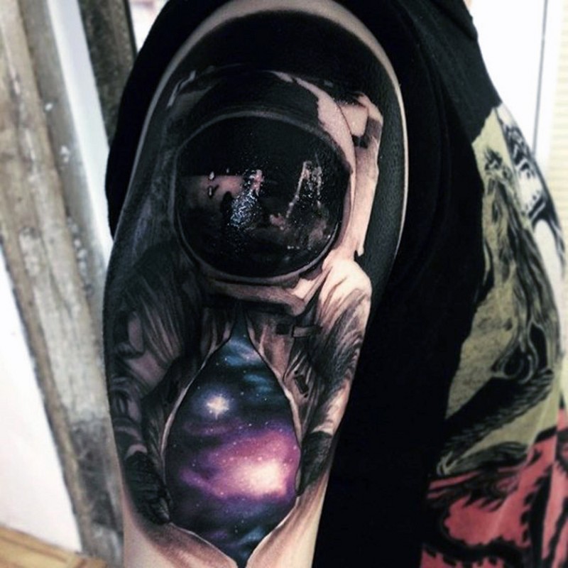 手臂彩色逼真的宇航员纹身图案