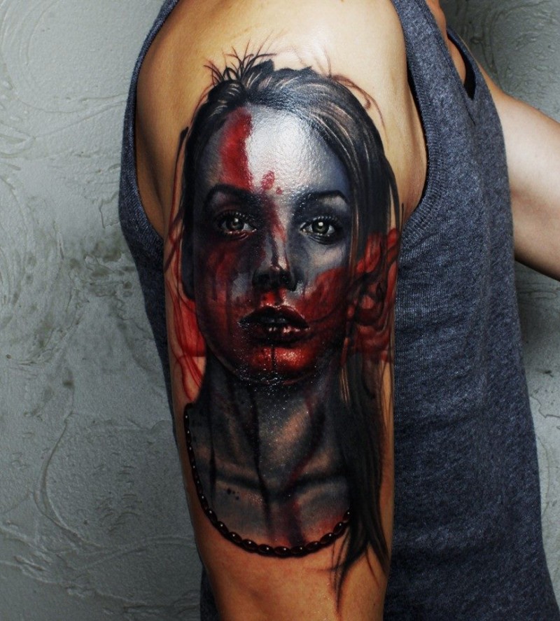 大臂恐怖风格彩色流血女性肖像纹身图案