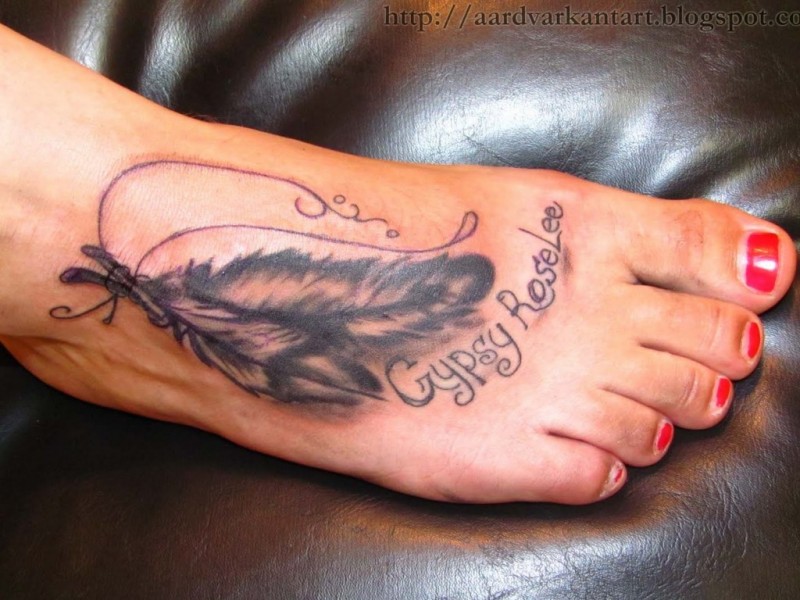 女性脚背灰色羽毛纹身图案