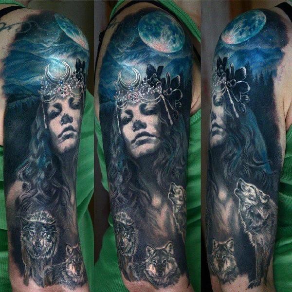 手臂神秘的女性肖像与夜晚狼月亮纹身图案