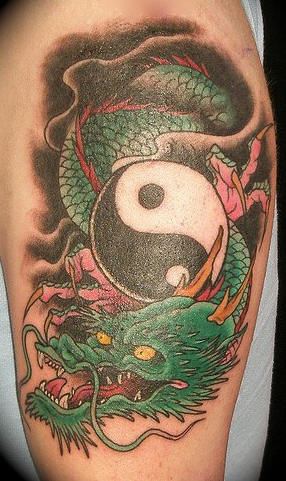 阴阳八卦与一个绿色的龙纹身图案