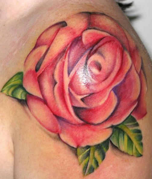 肩部彩色逼真的玫瑰花纹身图案