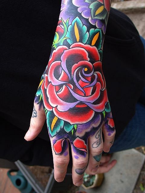 手部彩色传统风格的玫瑰花纹身图案