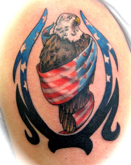 鹰裹着美国国旗和部落图腾纹身图案