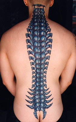 男性背部脊椎骨之彩色纹身图案