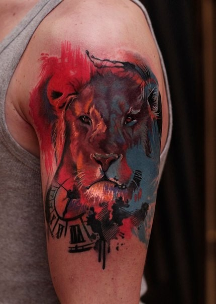 肩部水彩风格的逼真狮子头纹身图案