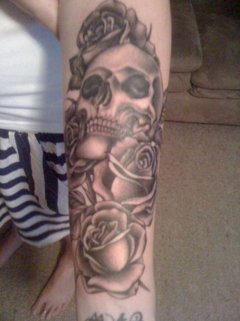 手臂灰色骷髅与玫瑰纹身图案