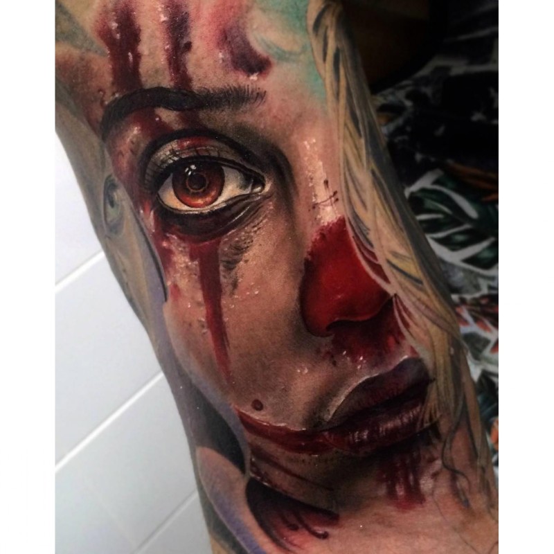 彩色恐怖风格逼真的血腥女人肖像纹身图案