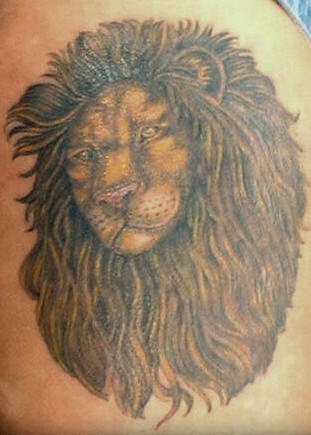 腿部彩色狮子头纹身图案