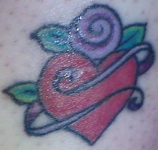 腿部红色的心与紫色玫瑰纹身图片