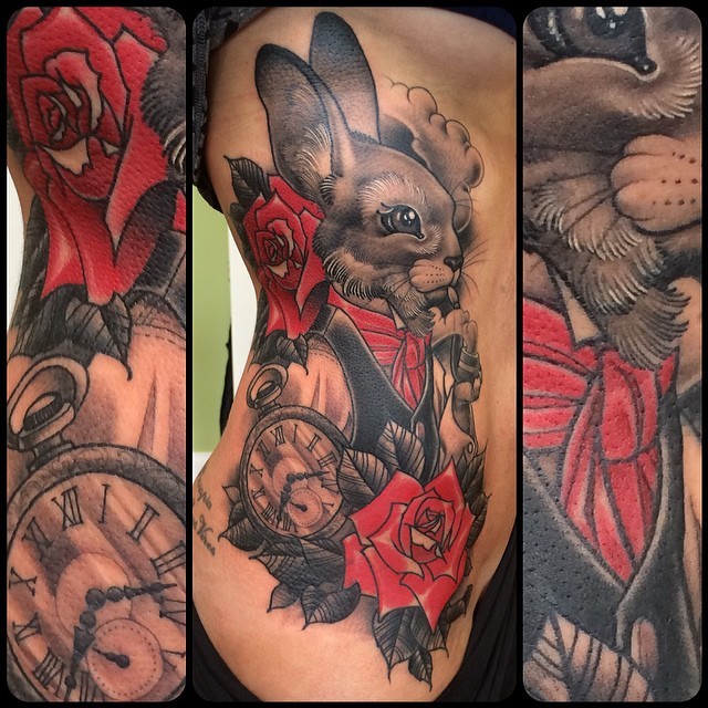 侧肋school兔子结合红玫瑰和时钟纹身图案