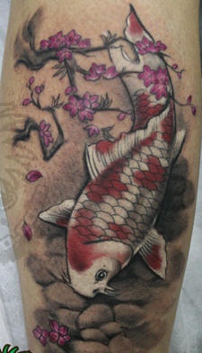 肩部彩色锦鲤鱼与樱花纹身图案