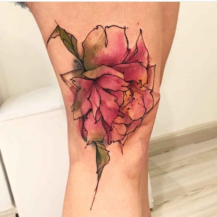 腿部素描风格的水彩色花朵纹身图案
