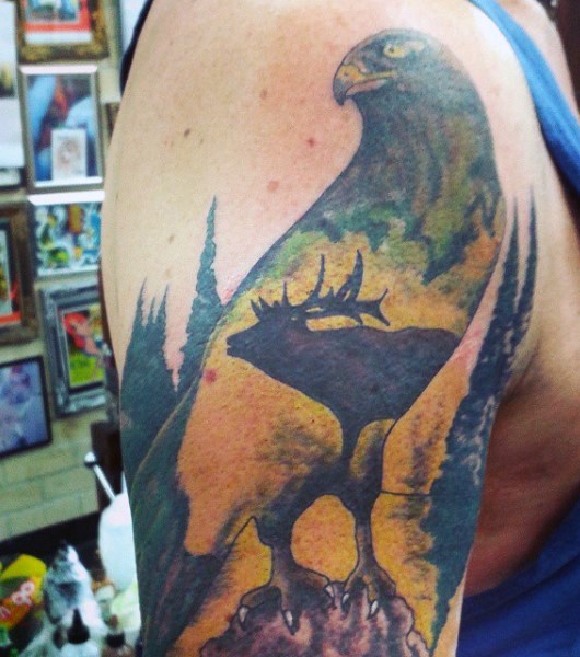 大臂彩色鹰与麋鹿森林纹身图案