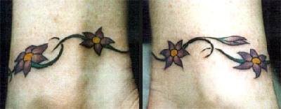 女性手腕彩色小花朵纹身图案