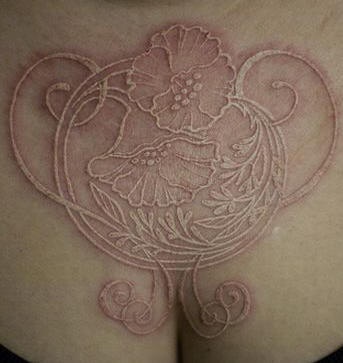 女性臀部大白墨花朵纹身图案