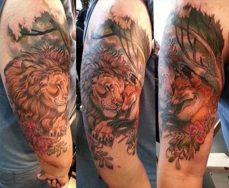肩部有趣的睡狮和狐狸纹身图案