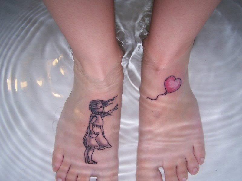 脚部灰色墨水女孩和爱心纹身图片
