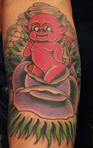 红色狡猾的魔鬼和玫瑰纹身图案