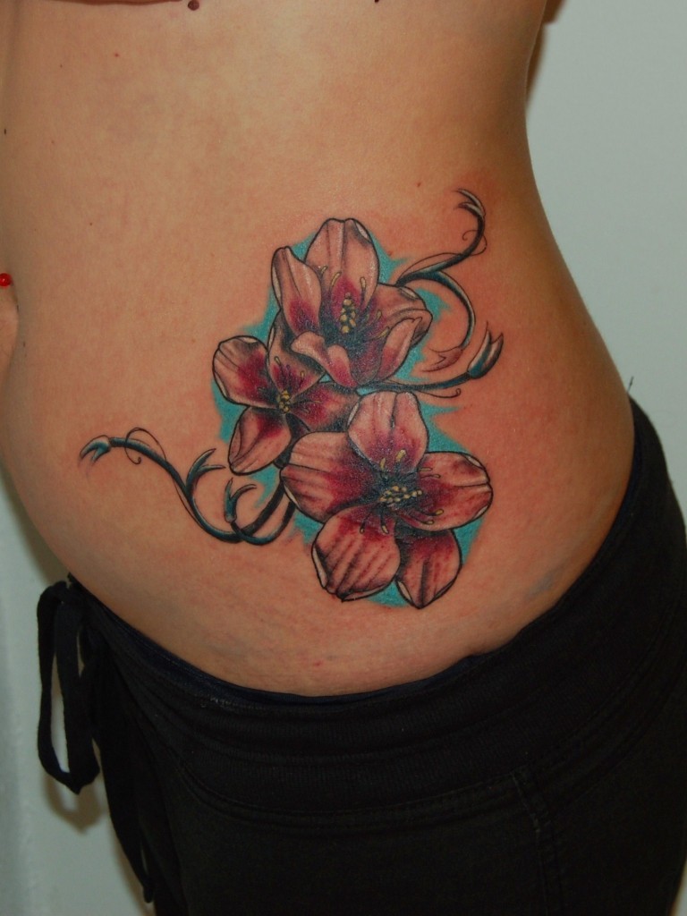 侧肋可爱多姿多彩的异国花卉纹身图案