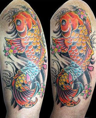 男性肩部彩色锦鲤鱼纹身图案