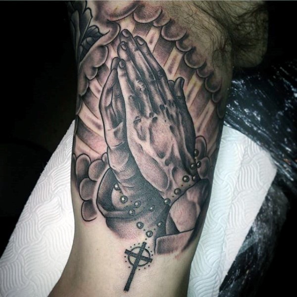 大臂祷告的手与十字架念珠纹身图案