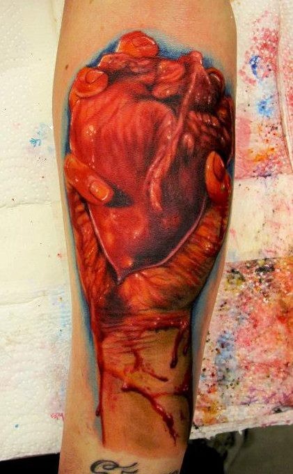 手臂彩色逼真血腥的心脏纹身图案