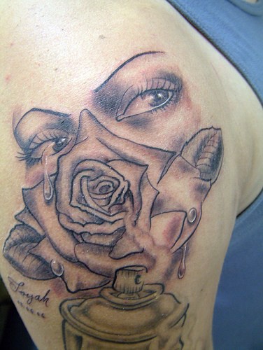 流泪的女性眼睛和玫瑰纹身图案