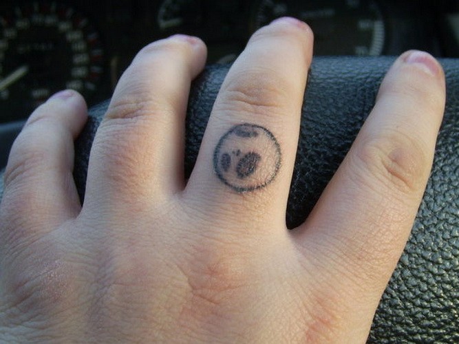 手指灰墨幽灵简单纹身图案