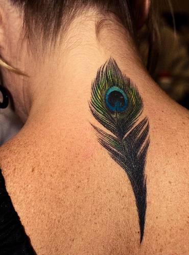 女生后颈部孔雀羽毛纹身图案