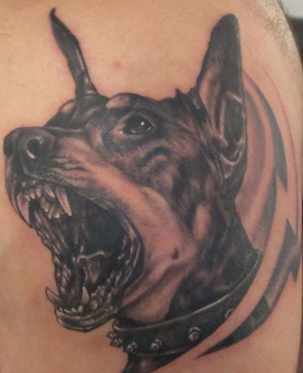 长着大嘴的杜宾犬纹身图案