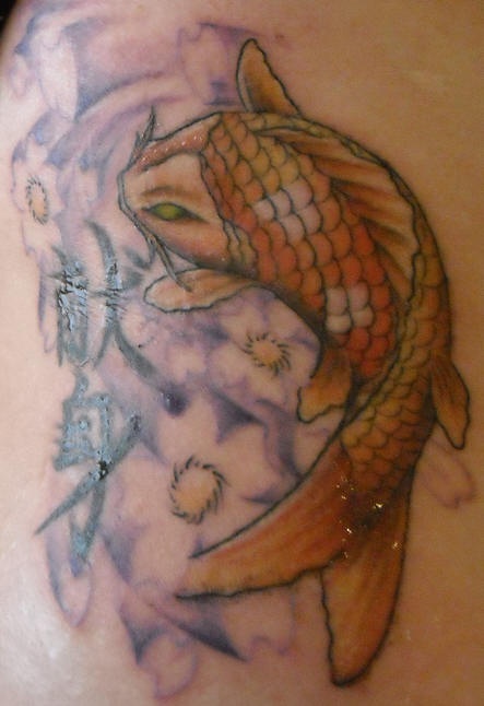肩部水墨色锦鲤鱼和汉字纹身图案