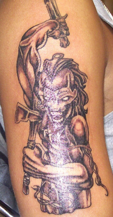 野生战士用小斧和匕首纹身图案