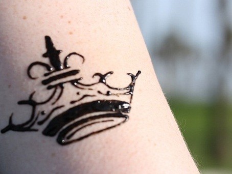 黑色的简约清新皇冠纹身图案
