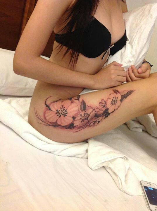美女大腿淡粉色花朵纹身图案