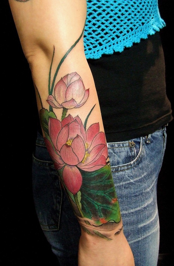 手臂彩色温柔的粉莲花纹身图案
