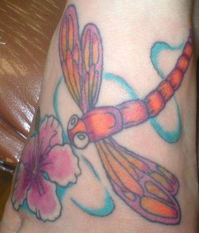 蜻蜓和彩色花朵纹身图案