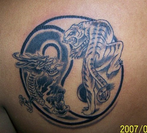 阴阳八卦老虎和龙纹身图案