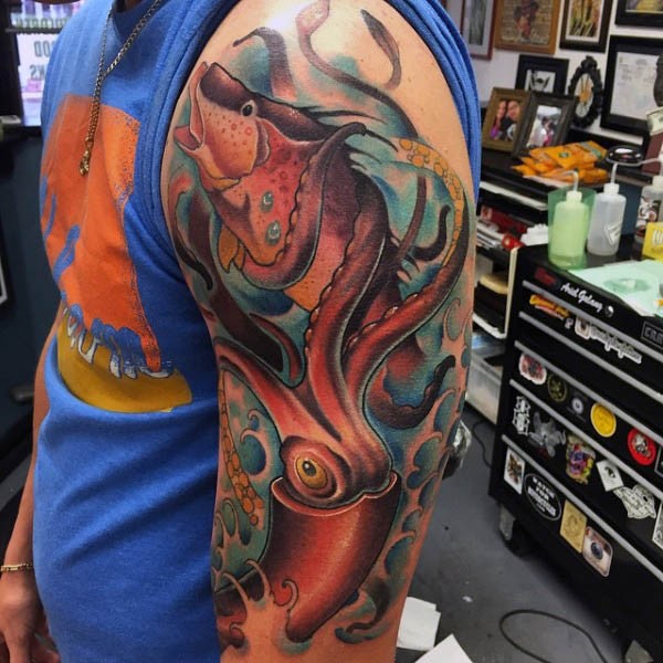 男性肩部彩色鱿鱼与鱼纹身图案