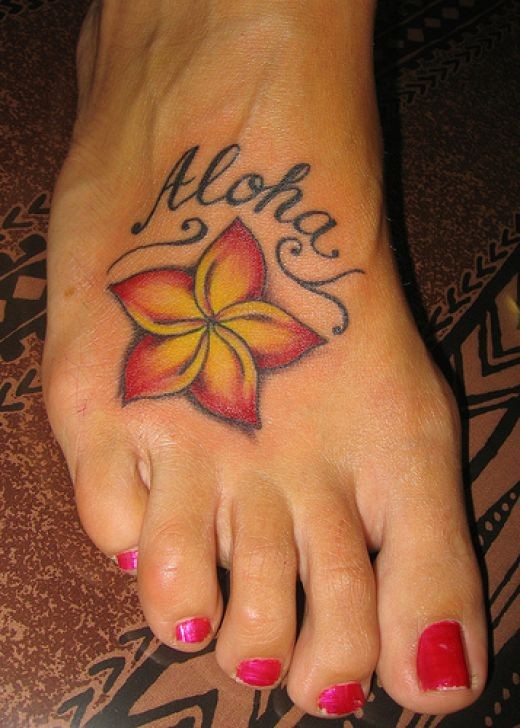 女性脚背彩色夏威夷花朵与字母纹身