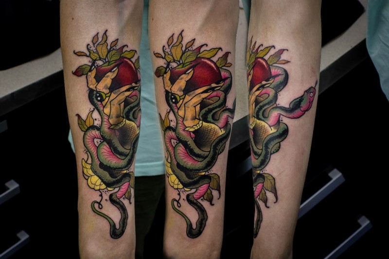 手臂传统色彩的苹果与蛇纹身图案