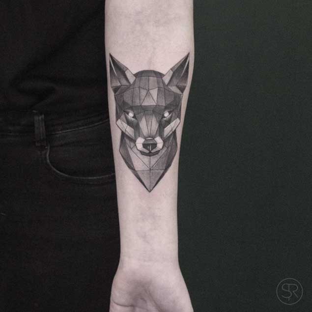 手臂黑灰邪恶几何狐狸纹身图案
