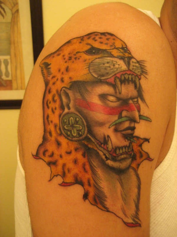 肩部彩色印度武士头盔纹身图案