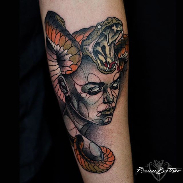 手臂现代风格的彩色神秘女人与蛇纹身