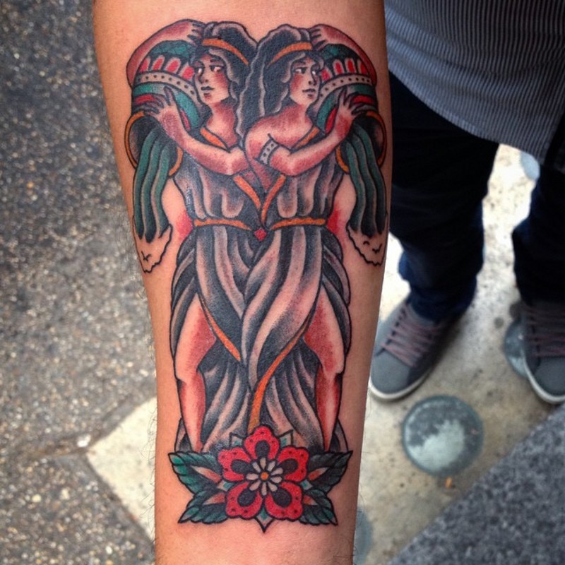 手臂古老的彩色水瓶座妇女与鲜花纹身