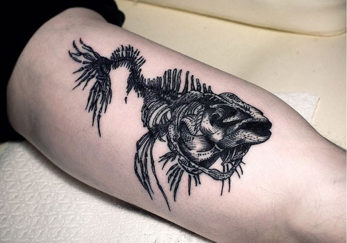 腿部华丽的黑色雕刻风格鱼骨骼纹身