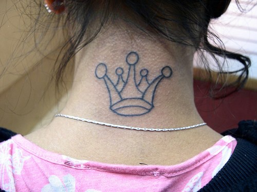 颈部公主皇冠纹身图案