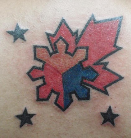 背部彩色加拿大象征的纹身图案