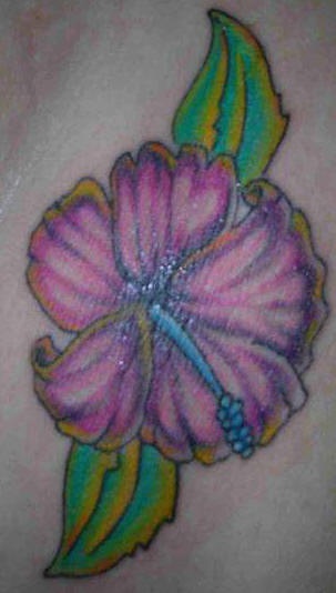 女性肩部彩色木槿花纹身图案