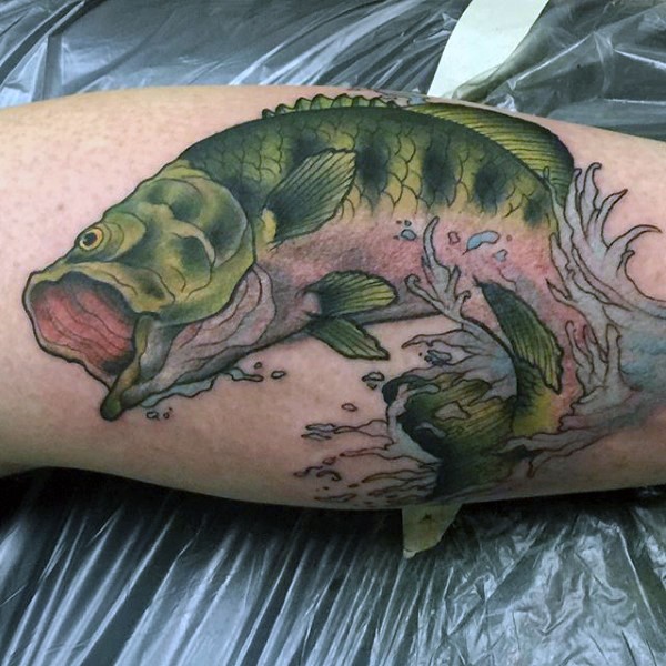 腿部一条张开大嘴的绿色鱼和浪花纹身图案